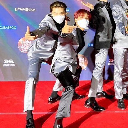 privehyck's tweet image. on another episode of johnny and haechan doing the same thing but in different sizes :