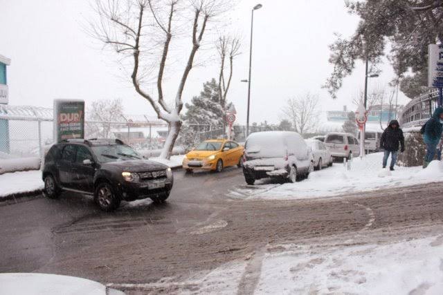 Şu yoldaki karları görünce gelmesin istiyorum o basınca yanlardan sıçarayan bok suyu 🥸 #KarGeliyor