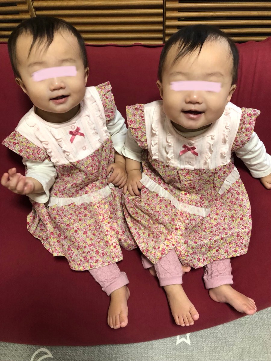 しーのーず 3歳と双子1歳 ヨギボーを背景に赤ちゃんの写真を撮ると映える 部屋は子供達が散らしたオモチャで365日荒れてる がヨギボーを背景に撮ると生活感が消える そしてハイハイで動き回る双子を2人並べて撮る方法はこれしかない いい