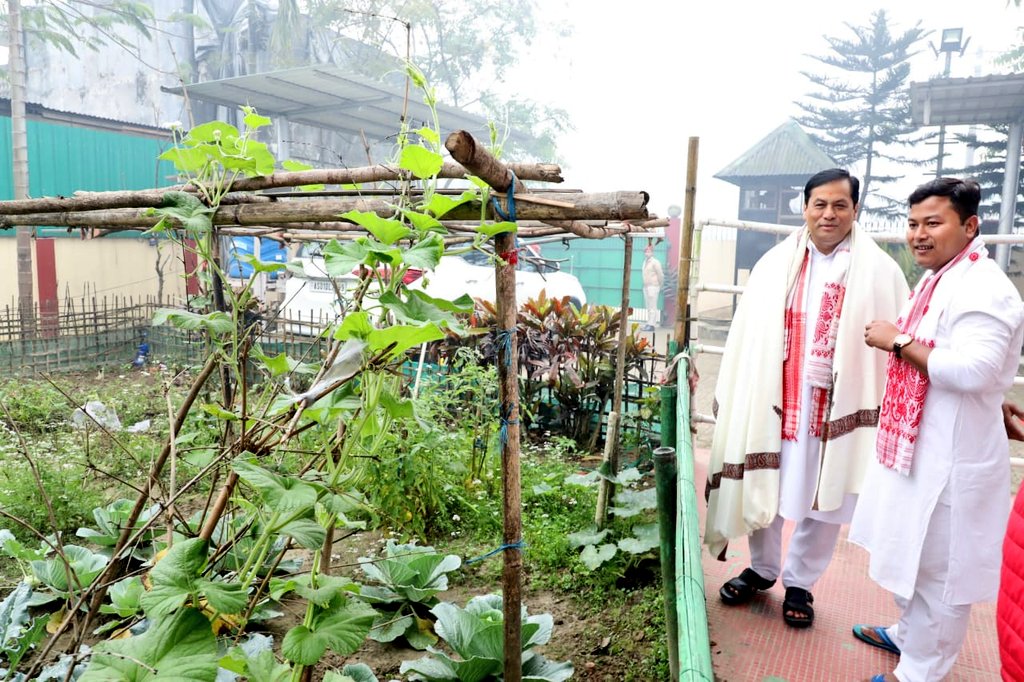 sarbanandsonwal's tweet photo. আত্মীয়তা, বন্ধুত্ব, সমন্বয়ৰ উমেৰে ভোগালীয়ে সকলোৰে মাজত সঞ্চাৰ কৰিছে অনাবিল আনন্দ। বাপতিসাহোন বিহুটিৰ পৰম্পৰা উদযাপন কৰি ডিব্ৰুগড়ত সতীৰ্থৰ সৈতে মেজিত অগ্নি সংযোগ কৰিলোঁ। মেজিৰ অগ্নিশিখাই অপায়-অমংগল নাশ কৰি সমাজলৈ কঢ়িয়াই আনক নতুন আশা, উদ্যম, সুখ-সমৃদ্ধি, সুস্বাস্থ্যৰ বতৰা। https://t.co/dd0dqG0ru2