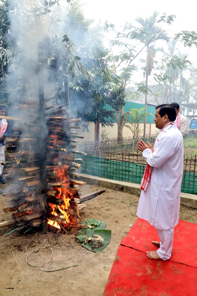 sarbanandsonwal's tweet photo. আত্মীয়তা, বন্ধুত্ব, সমন্বয়ৰ উমেৰে ভোগালীয়ে সকলোৰে মাজত সঞ্চাৰ কৰিছে অনাবিল আনন্দ। বাপতিসাহোন বিহুটিৰ পৰম্পৰা উদযাপন কৰি ডিব্ৰুগড়ত সতীৰ্থৰ সৈতে মেজিত অগ্নি সংযোগ কৰিলোঁ। মেজিৰ অগ্নিশিখাই অপায়-অমংগল নাশ কৰি সমাজলৈ কঢ়িয়াই আনক নতুন আশা, উদ্যম, সুখ-সমৃদ্ধি, সুস্বাস্থ্যৰ বতৰা। https://t.co/dd0dqG0ru2