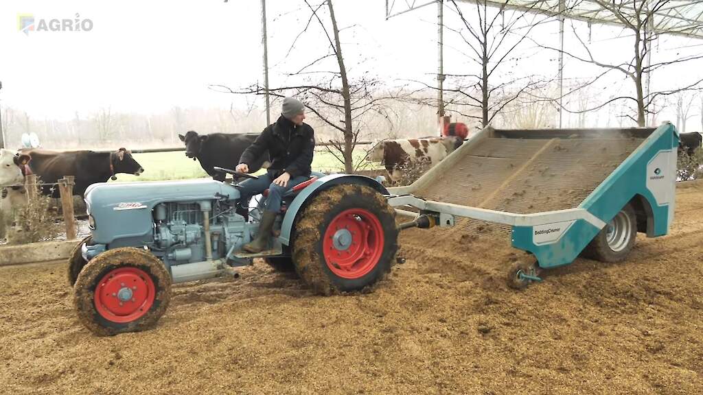 Video: Koeientuin met nieuwe vinding BeddingCleaner omgedoopt tot VrijLevenStal | Melkvee.nl melkvee.nl/artikel/382808…