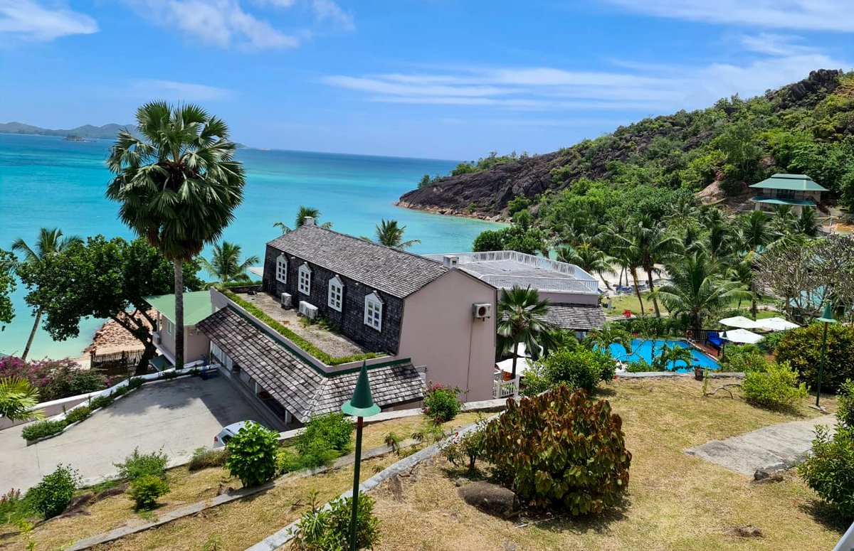 LarchipelHotel's tweet photo. Sometimes all you need is a change of scenery. All of Hotel L’Archipel’s rooms and suites offer spectacular views of the beach, Cote D’Or Bay and lush tropical landscape.

#hotellarchipel #praslin #seychelles https://t.co/R4OVmJxkXu