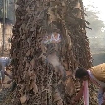 Mostly seen in parts of Lower Assam, Meiji is made out of dried banana leaves over a bamboo structure. The space inside is sometimes filled with ‘nora’, ‘jeng’, ‘jeura’ etc.4/n