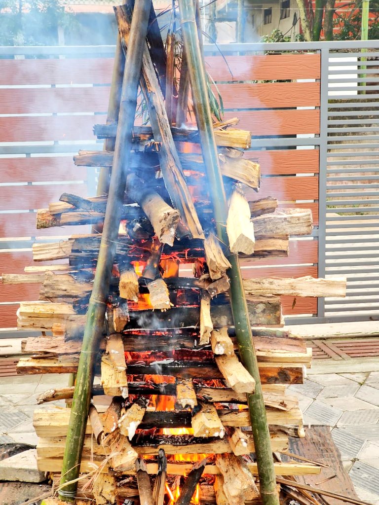 In upper Assam, the Meji is a structure built of logs of wood placed in pairs, tier above tier till they rise to considerable height. The corners are supported with four full grown banana plants.Pic Courtesy :  @boowoo06 &  @BhabenDas6 4/n