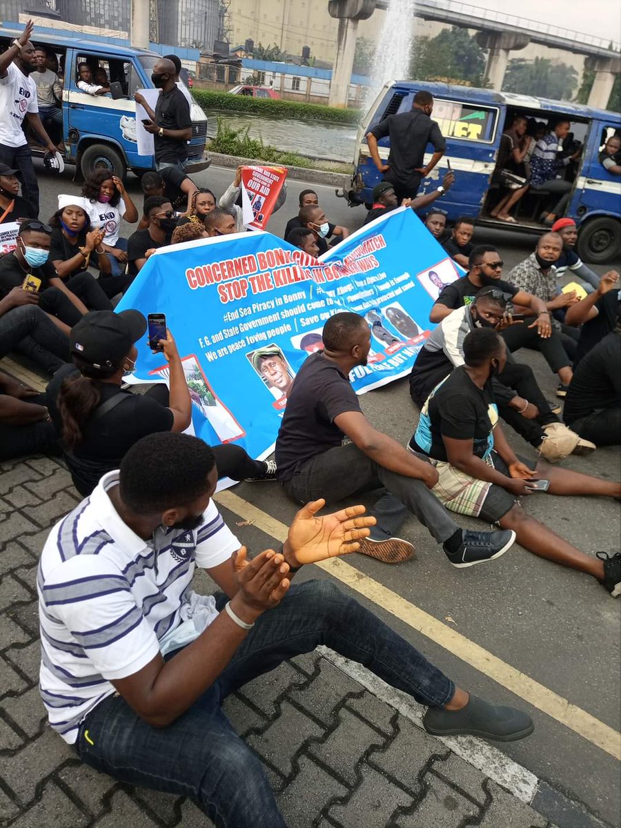 AskPHPeople's tweet photo. HAPPENING NOW

Peaceful protest at Brick House, Port Harcourt by residents of Bonny Island.

* Protesters are calling for an end to sea piracy and insecurity on Bonny waterways.

#PHTwitterCommunity https://t.co/fXSj0gYPuV