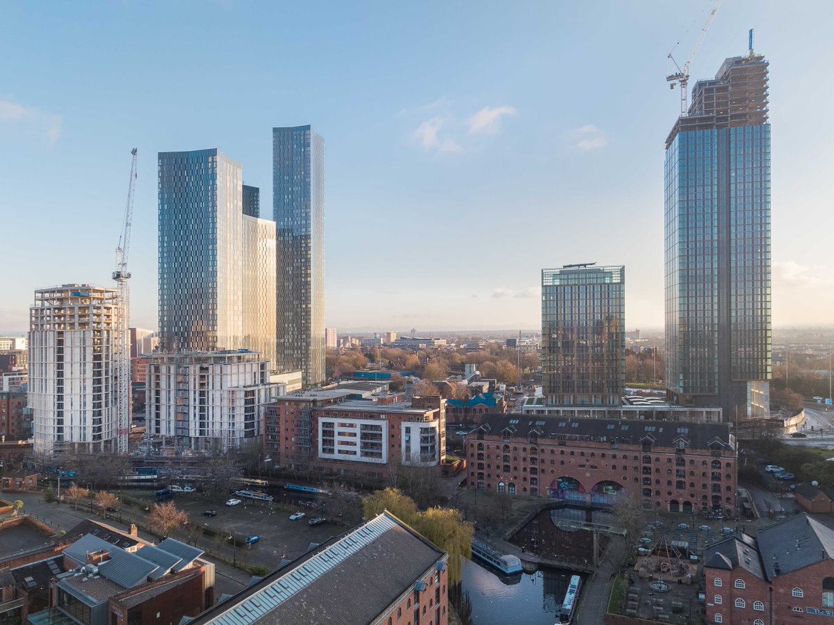 Dreaming of sunnier days 🌞 #Manchester #Mcr #LoveManchester #Castlefield #citycentreliving #drone #aerial #boutiquewatersideliving <a href="/midi_photos/">Midi Photography</a>