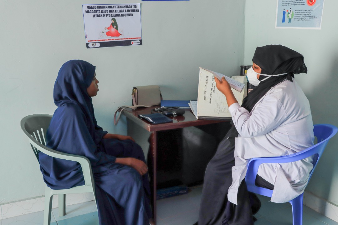 UNFPA_SOMALIA's tweet image. Health facilities must ensure that women stay safe from infection when getting antenatal care, delivery care, post-natal care &amp;amp; family planning services. We continue to support health facilities to ensure no woman or baby dies at birth amidst our response to #COVID19