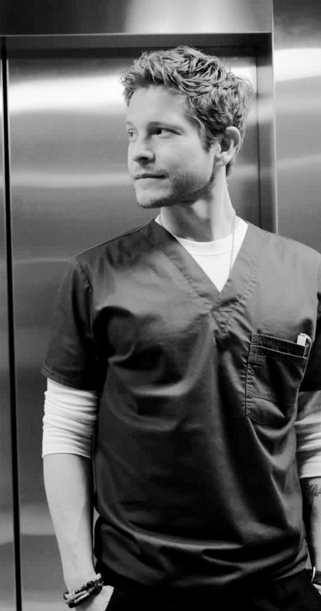 Io vorrei veramente dirvi che non ho una cotta per quest’uomo da praticamente la mia intera esistenza, essendo cresciuta   con Una Mamma per Amica.
Però dai, veramente, chi voglio prendere in giro?
Non sono credibile proprio per niente.
Per niente.

#MattCzuchry • #TheResident