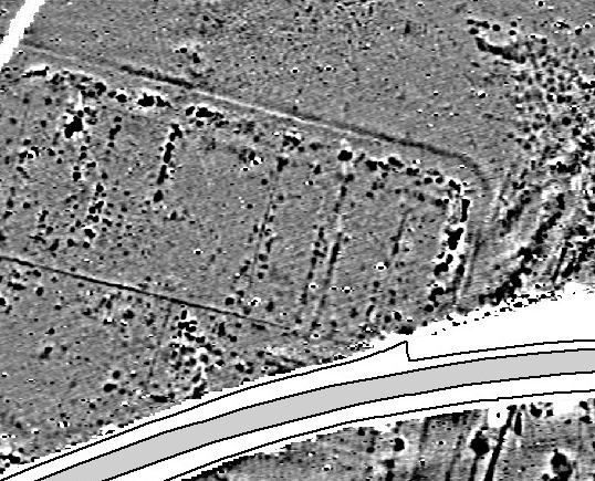 The boundary ditch of Lake Farm legionary fortress shows up very nicely on the geophysical surveyThe multiple hearth-like anomalies that can be seen behind it probably indicate ovens inserted into the rear of the earth rampart #RomanFortThursday