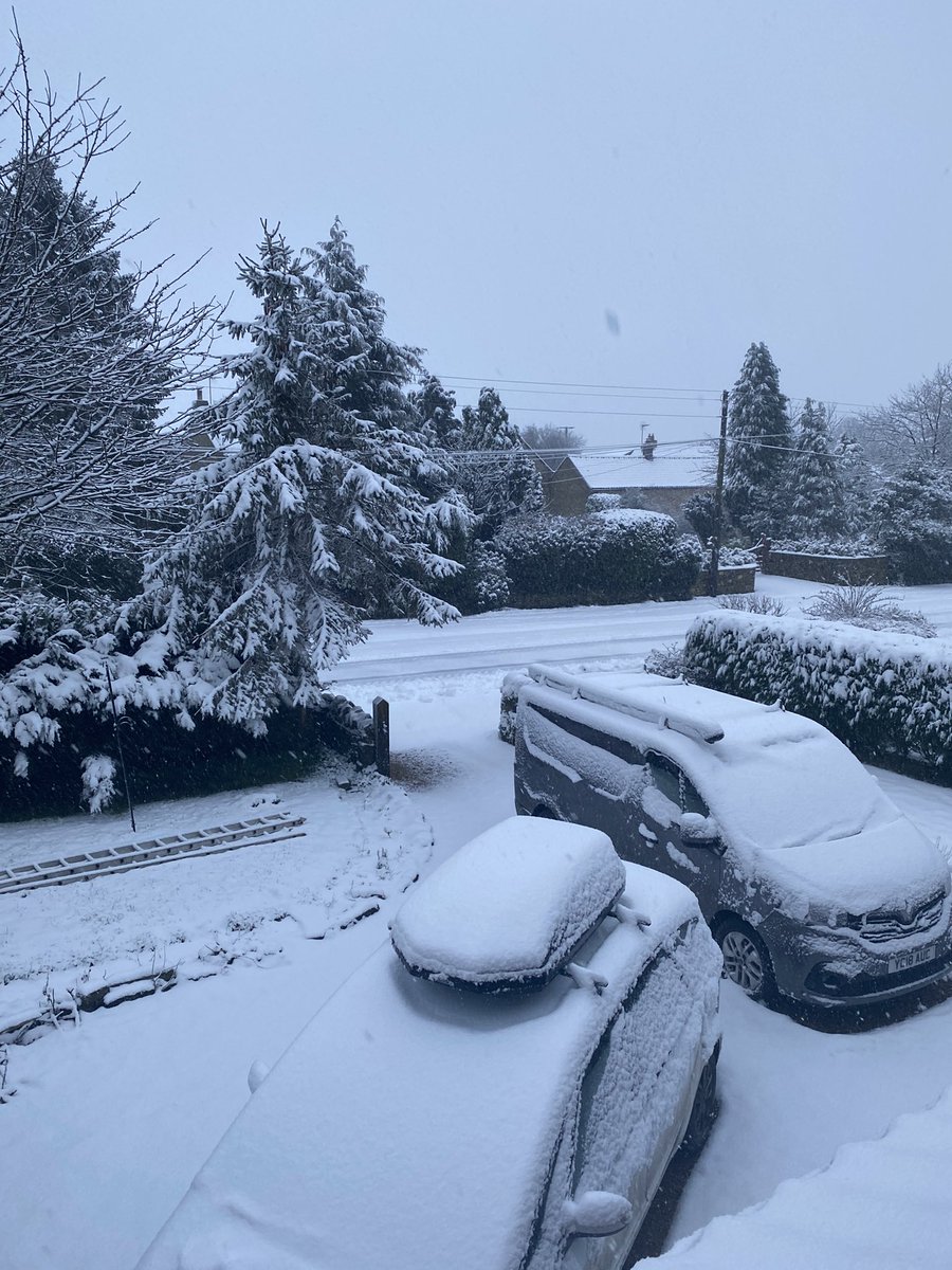DesignerSmith's tweet image. And it’s back! And still #snowing! Life up in the Howardian Hill! ⛄️❄️ #snowday #northyorkshire