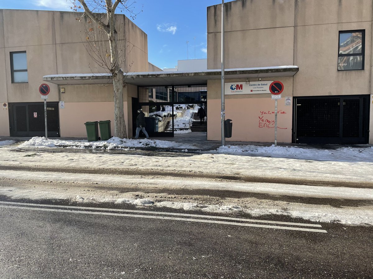SandokRN's tweet photo. Busca las 7 diferencias:
- A la izquierda el centro de salud del barrio. Hasta arriba de nieve. 
- A la derecha el Mercaroña con una cuadrilla de barrenderos dejándolo fino. https://t.co/J6EbB0X5et