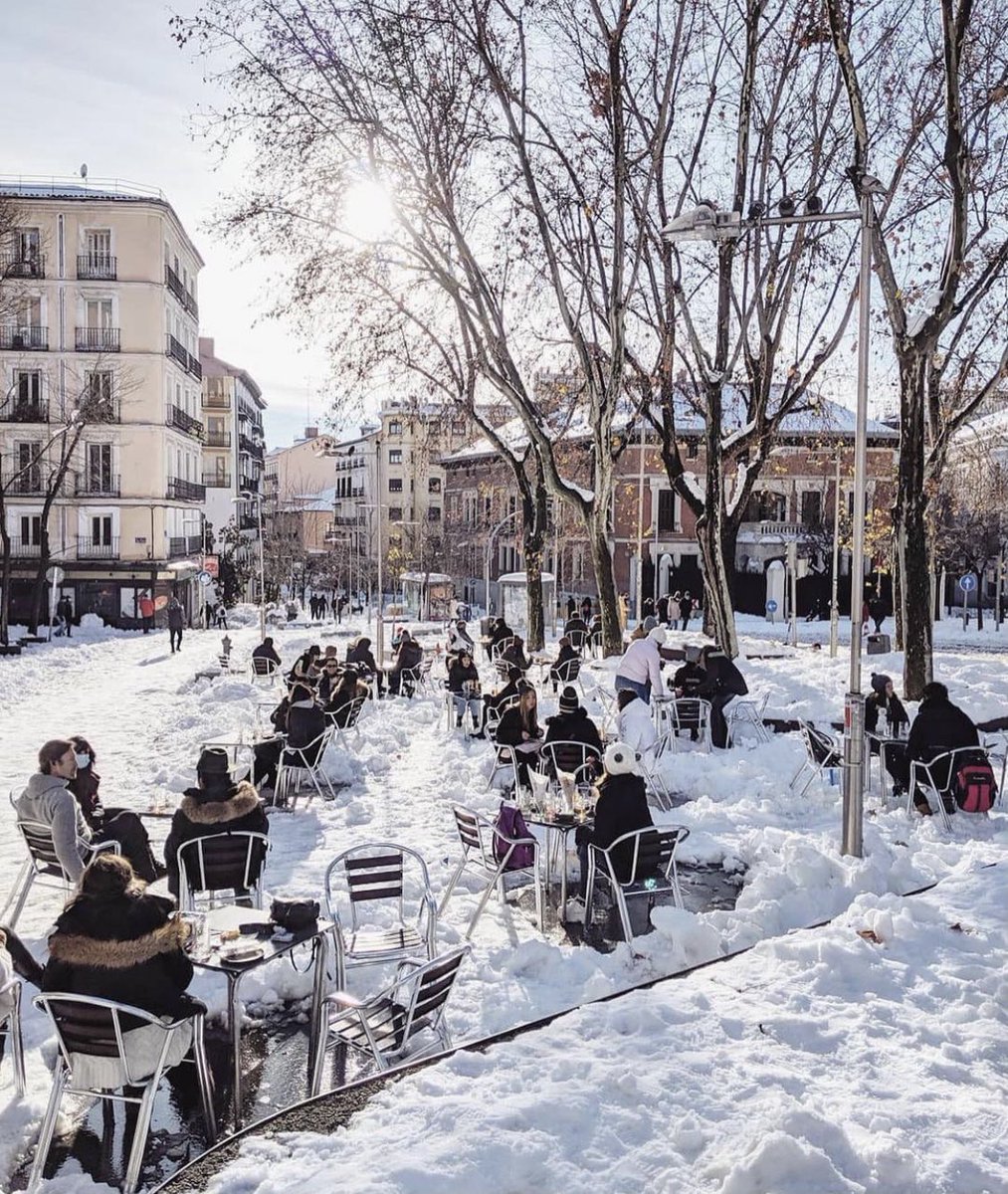 letotiro's tweet image. Кажется, сюда должен немедленно поставить мольберт Ренуар.