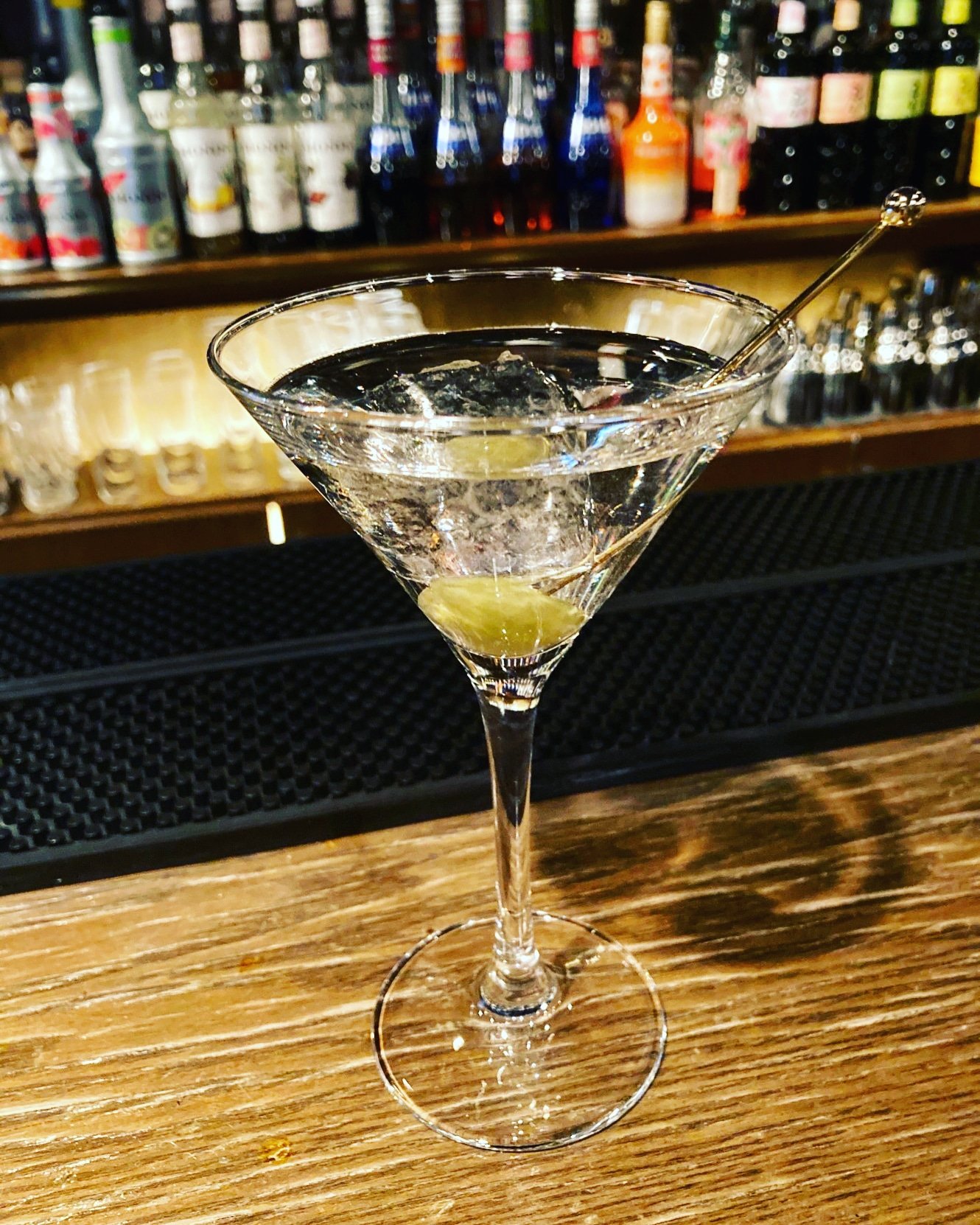 バー ボルドール ボルドール本日も早い時間は 宮本が対応させていただきます ドライ マティーニに氷を浮かせて 暖房の効いた店内では 美味しい味わいがした 本日もよろしくお願いします Bar Boldor 金沢バー 片町バー 金沢ワインバー