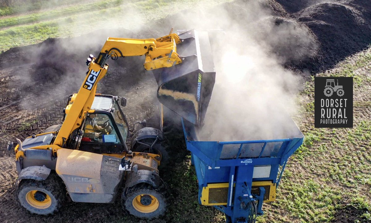 Thanks to <a href="/DorsetRuralPhto/">Dorset Rural Photography</a> <a href="/smartagservices/">SmartAgServicesLtd</a> for the fantastic action shot of one of our #ProAgBuckets