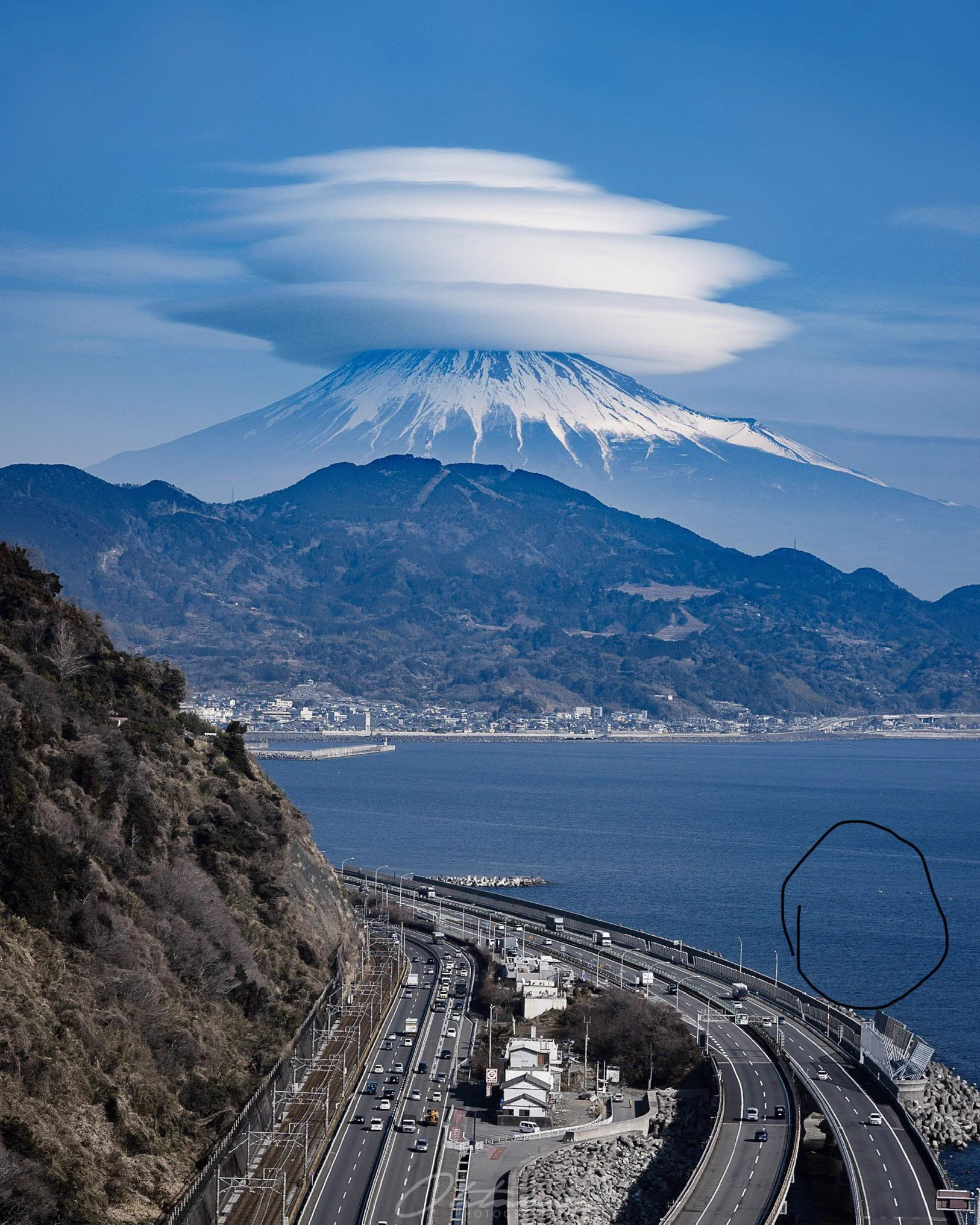 @planetx44 思わずマルを書いた辺りに影が無いか探してしまいました。すみません🙇🏻‍♂️
しかし凄いですね。ある意味強運の持ち主ですよ。 