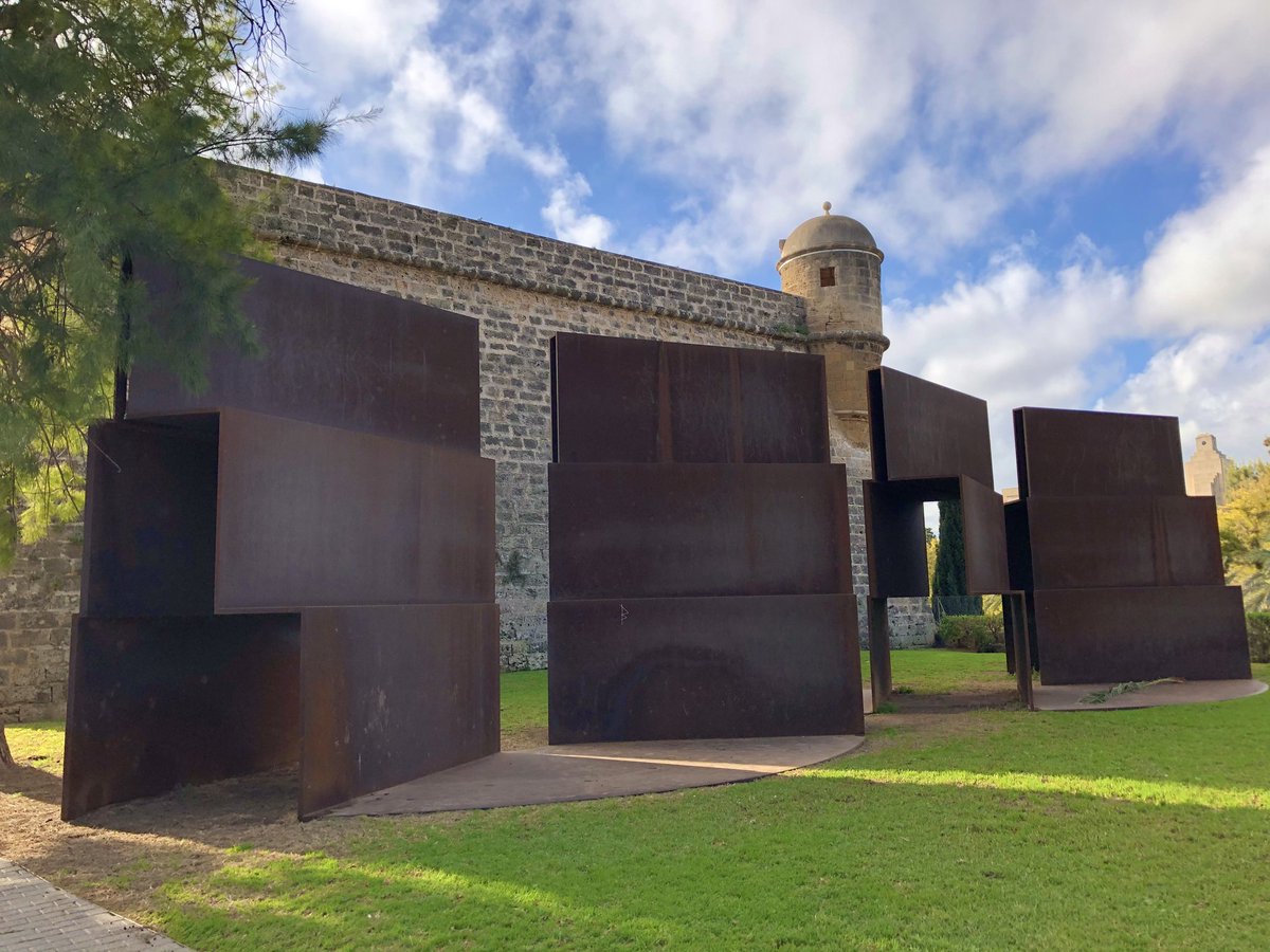 “                 #VisitPalma 
Situada en nuestra plaza Porta de Santa Catalina, la escultura Palma Steps parece custodiar el <a href="/esbaluardmuseu/">Es Baluard Museu</a> , sabías que esta obra fue un regalo de su creador, Anthony Caro, con motivo de la Universiada de 1999?