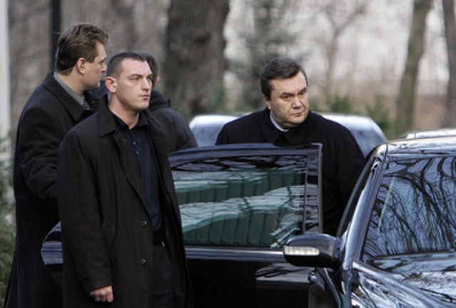 AzarovNikolay_'s tweet image. Мог ли Янукович не улетать?

Конечно! Межигорье было хорошо защищено, серьезная охрана могла оказать сопротивление захвату

Надо было бы применять оружие на поражение. И произошло бы серьезное кровопролитие 

Янукович об этом знал, поэтому принял решение об эвакуации в Харьков