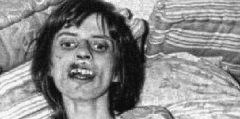 SamaelAngelYDem's tweet photo. Anneliese empeora, se niega a comer la comida, en su lugar come arañas, moscas y carbón; duerme en el suelo, bebe su propia orina, grita por horas, destruye los objetos religiosos y se golpea a sí misma. Agrede y devela los secretos de todos los miembros de su familia... 👇🏻 https://t.co/1BCC0Uk7dq