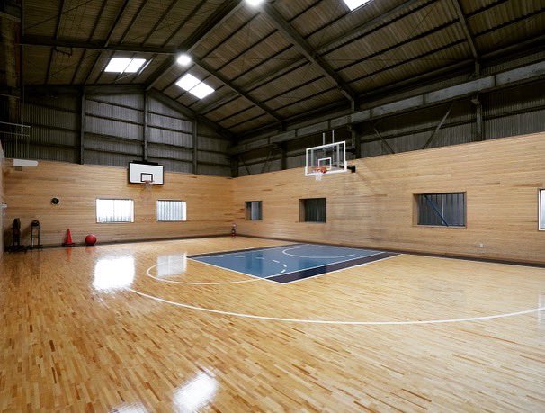 Otsa 岡鉄スポーツアカデミー 施設紹介 体育館 今日は施設を紹介します 当施設が誇る 体育館 です バスケットボールコート半面分あり 尚且つリングが2つあります 又 環境に優しい京都府内産木材を使用して設備しております この綺麗で環境