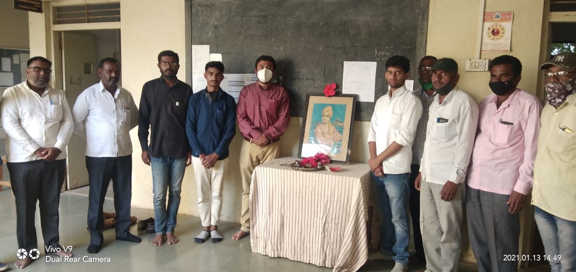 AbvpMalegaon's tweet photo. अभाविप सटाणा शाखेतर्फे राष्ट्रीय युवक दिनानिमित्त आप्पासाहेब देवरे (ITI) महाविद्यालयात भेट देऊन स्वामी विवेकानंदांच्या प्रतिमेचे पूजन करण्यात आले.
#ABVPMalegaon
#ABVPSatana
@mahaabvp @ABVPVoice https://t.co/EZFplxMoIF
