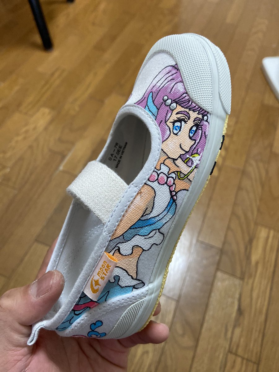 やすきちさん ウイスキーと七輪が大好き 子供の上履きアートも プリキュア トロピアルージュを放送前の先取りで上履アート とにかく色の種類が多くて時間かかりました 上履きアート プリキュア トロピカルージュ T Co Mpzzzpix8h