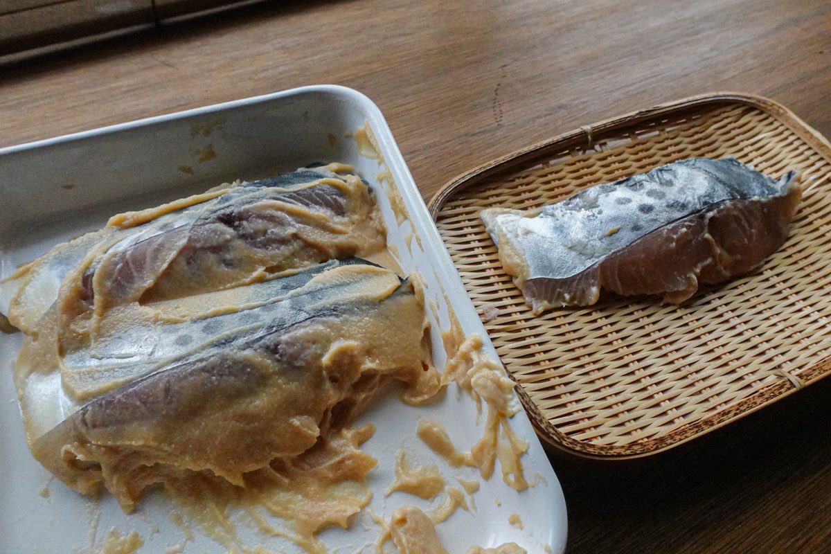 Nextweekend 週末 夫婦でおうち食堂 冷蔵庫で寝かせた鰆で作る 鰆の西京焼き炊き込みご飯 鰆は 魚へん に 春 と書いて鰆 サワラ と読みますが 冬も脂が乗って美味しい魚です 西京漬にするところから自分で作れると達成感も味わえるはず