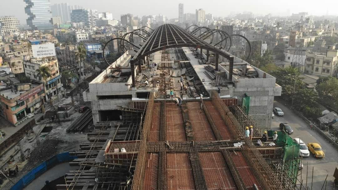 RailMinIndia's tweet photo. Progressing swiftly:

A few aerial camshots of Kavi Subhash (New Garia) and VIP Bazar stations of New Garia-Airport Metro section in Kolkata.

Once this project is commissioned, it will reduce the travel time significantly. https://t.co/ChBMkGZxtI