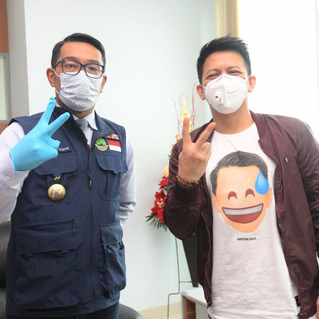 Hari ini ribuan tenaga kesehatan, bersama pimpinan daerah, pemuka agama, pimpinan profesi dan influencer menjalani vaksinasi di Jawa Barat.

Ada Wagub Jabar @uu_ruzhanul, ada Ariel Noah <a href="/R_besar/">Ariel Noah</a> ikut divaksin, dan lain-lain. #JabarSiapVaksinasi