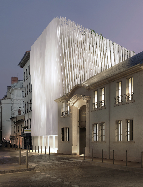 auvergnerhalpes's tweet photo. [ON VOUS DÉVOILE TOUT !] Le Musée des Tissus engage sa mue pour devenir un grand #musee du XXIe siècle sous la baguette de l’#architecte Rudy Ricciotti, père du @Mucem à Marseille. 
Lire notre article : https://t.co/XiHZrxFkxy https://t.co/HCxZZao5Wo
