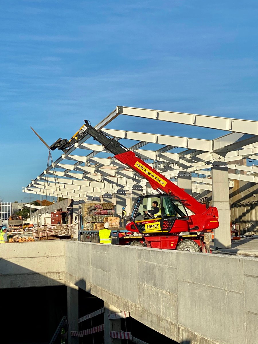 dores_meira's tweet photo. A empreitada do Terminal Interface de Setúbal, investimento de 4,5 milhões de € promovido pela CMSetúbal, deverá estar concluída  no primeiro semestre de 2021.
O objetivo é congregar na Praça do Brasil, num único polo, opções de transporte coletivo rodoviário e ferroviário. https://t.co/sP7olz7Ntf