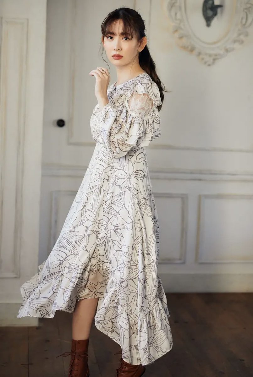 Mayu こじはるブランドのherliptoの10万円福袋に入ってたワンピースとsnidelの新作ワンピース見て思ったんだけど 今季はこういう大柄とか手描きっぽいのが流行りなのかな とりあえずsnidel見に行こう