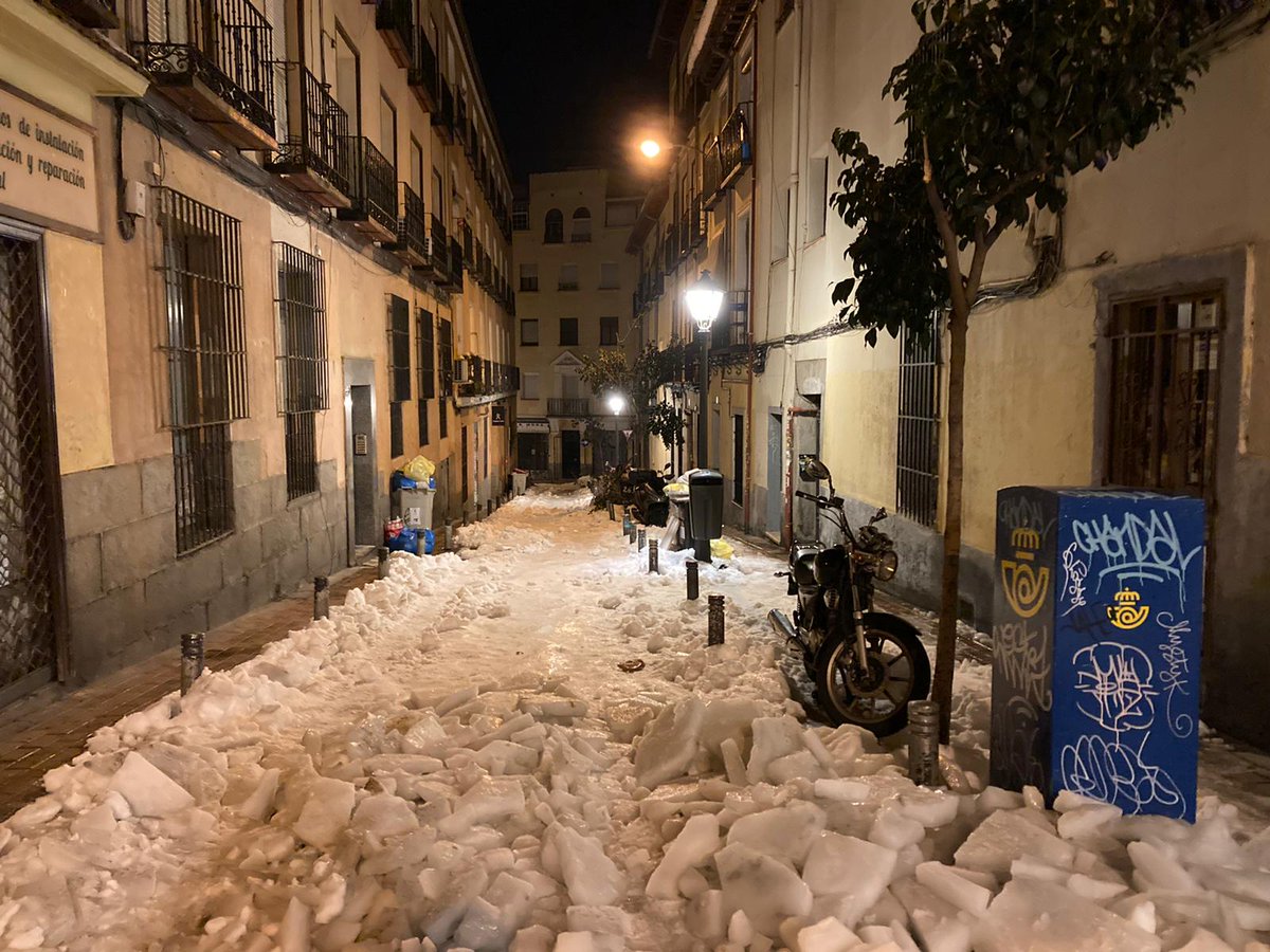 HoyPorHoy's tweet photo. 🙄Martínez-Almeida niega en @La_SER que "no se pueda poner un pie en la calle" y espera que la próxima semana ya no haya nieve
📸Así están algunas calles🤔
https://t.co/OBECthTMAK https://t.co/AvCo1ojOqB