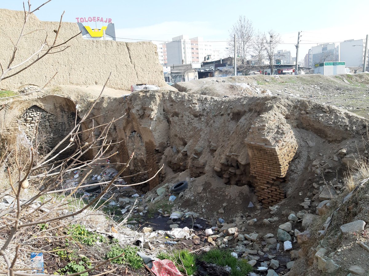 zahrakeshvari's tweet photo. یکی از بزرگترین یخچال‌های کشور در منطقه کن تهران. رها شده و در حال تخریب.  به تازگی فاضلاب هم وارد آن می‌شود. بین ۳۰۰ تا ۴۰۰ قدمت برای آن قائلند https://t.co/azmJBIcCJj