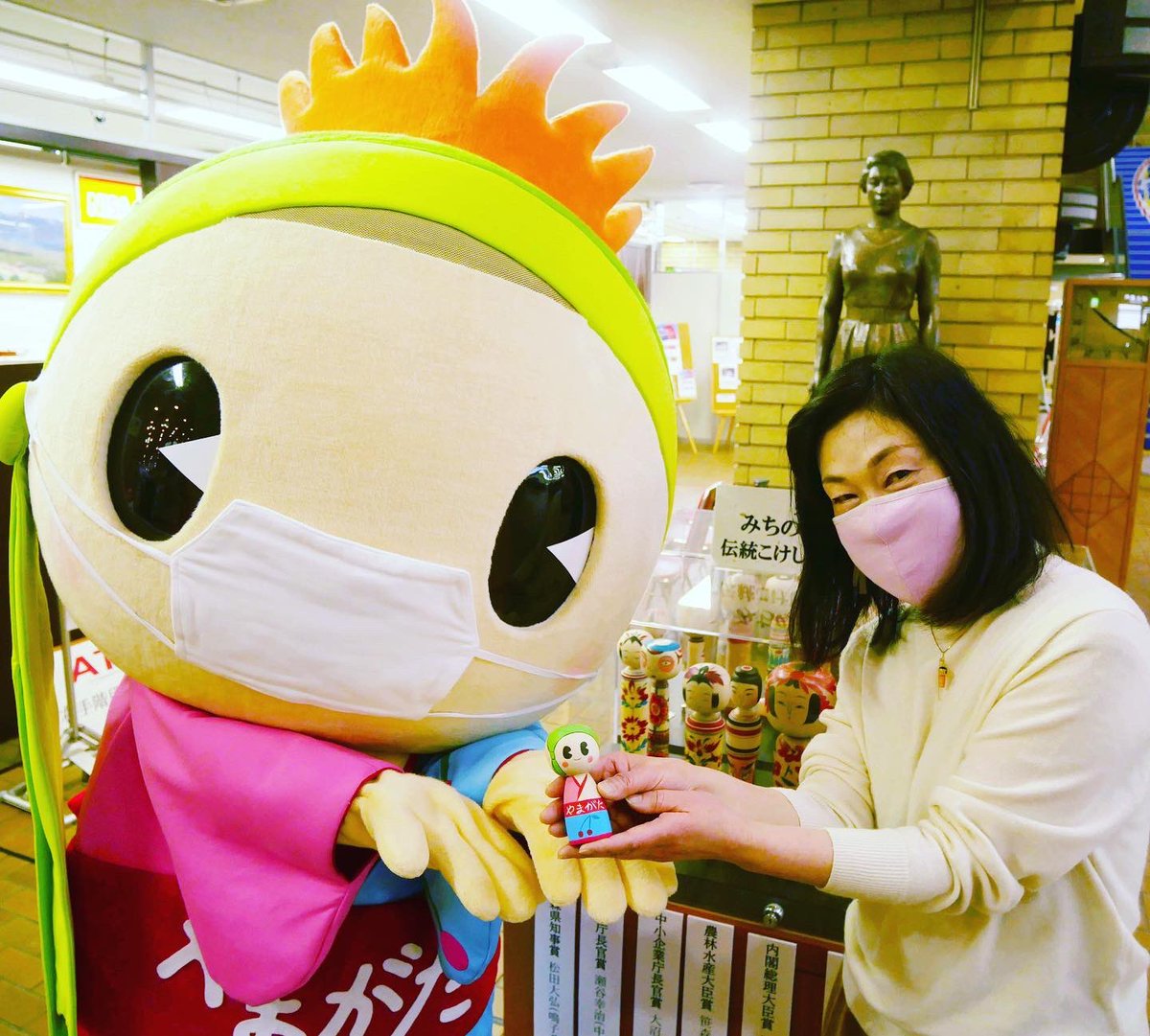 はながたベニちゃん 誕生１０周年を記念して 山形のこけし工人梅木直美さんからベニちゃんこけしを作ってもらったベニ この ベニちゃんこけしを１０名の方にプレゼントするベニ 応募方法は 写真をのせたので見てベニ はながたベニちゃん１０