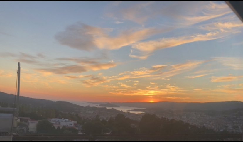 henara25's tweet photo. I love sunrises and sunsets.And if they are with messages, #putyourmask on more.1 is the dawn of Today in my city when I left home this morning,to go to the hospital to work.and 2 is sunset from one of my work rooms.  #wearAmask .. let's keep working together please ❤️#staysafe🙏🏽 https://t.co/M1XKsRmhYl