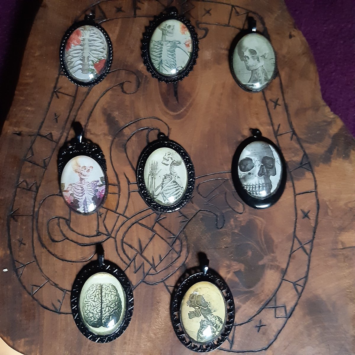 witchographe's tweet photo. Ils sont toujours disponibles sur la boutique Etsy ! (La planche gravée également) 
Still available on Etsy shop (also the engraved wood) 
Le RT fait connaître nos #bijoux #macabres
RT is useful for our work to be known https://t.co/SlD6l9sies