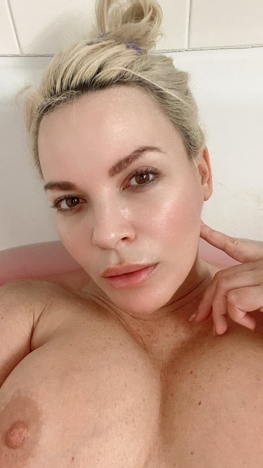 The face. The pussy.  https://t.co/R2pU4SJrGJ https://t.co/6Yo3hNSQPx