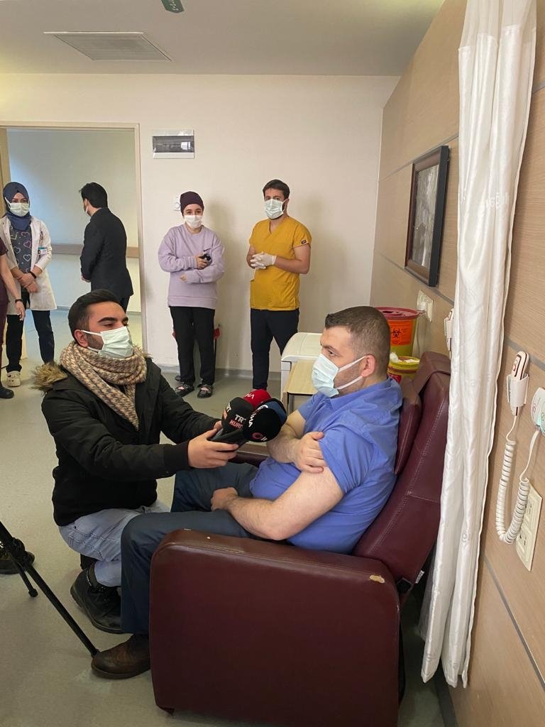 Corona aşısına kullanım onayı verilmesinin ardından ilk aşı Sağlık Bakanımız Sn <a href="/drfahrettinkoca/">Dr. Fahrettin Koca</a> ve Bilim Kurulu üyelerimize uygulandı.

Tüm Türkiye'de olduğu gibi bugün #Muş'ta da ilk aşıyı sağlık çalışanlarımız yaptı.

Rabbim tüm hastalarımıza şifa versin. Birlikte kazanacağız.