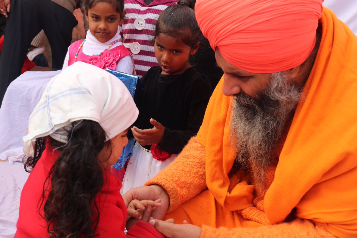 SbjsSec's tweet photo. Amri nu chaw ajj chadeya 
Vedhan shagna naal bhareya 
Dhi ne ghar janam leya ae 
Shukar babe da kareya 
Daughter’s Lohri celebration 🥳 by Sant baba Jamit singh ji charitable trust lopon (Moga) https://t.co/K5xSzbSvDe