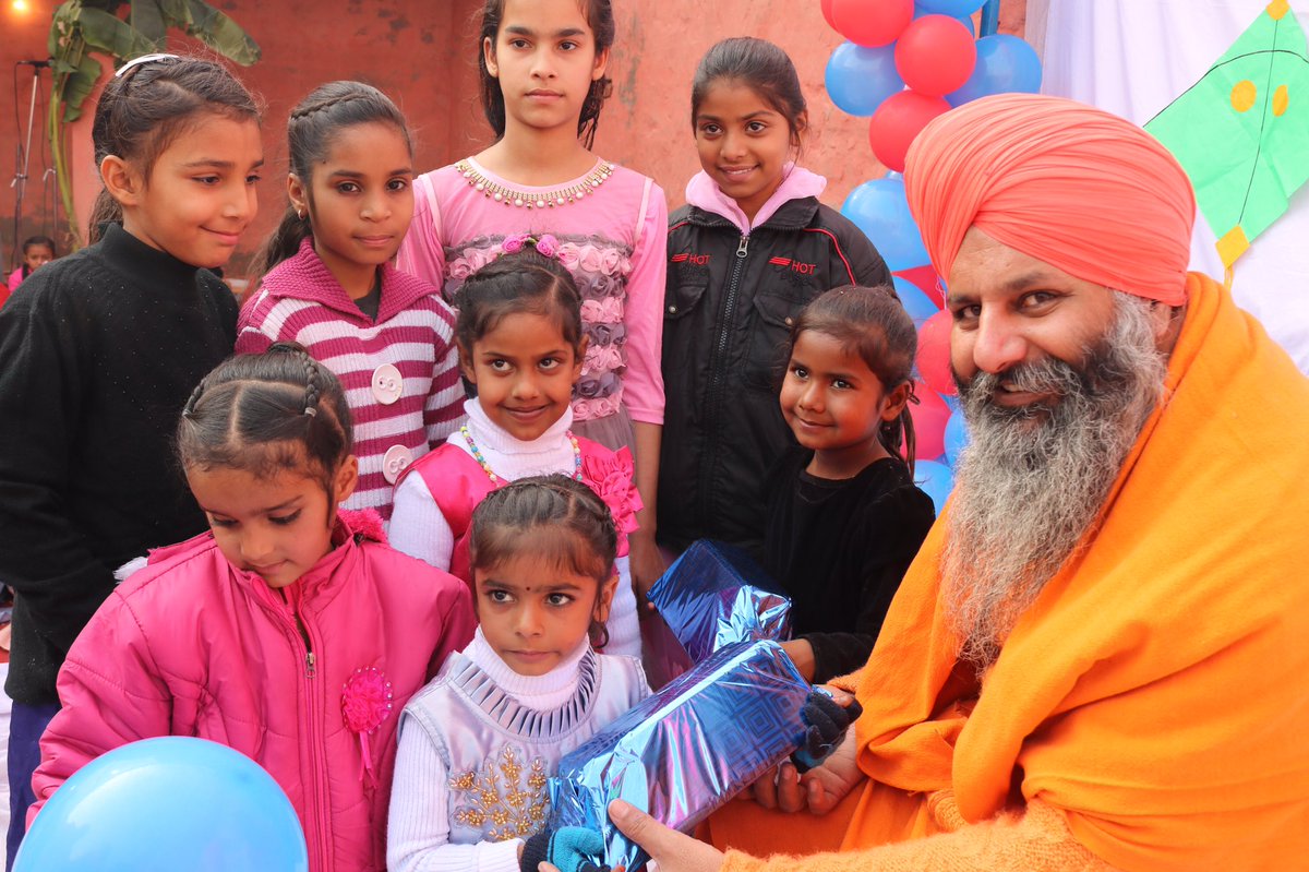 SbjsSec's tweet photo. Amri nu chaw ajj chadeya 
Vedhan shagna naal bhareya 
Dhi ne ghar janam leya ae 
Shukar babe da kareya 
Daughter’s Lohri celebration 🥳 by Sant baba Jamit singh ji charitable trust lopon (Moga) https://t.co/K5xSzbSvDe