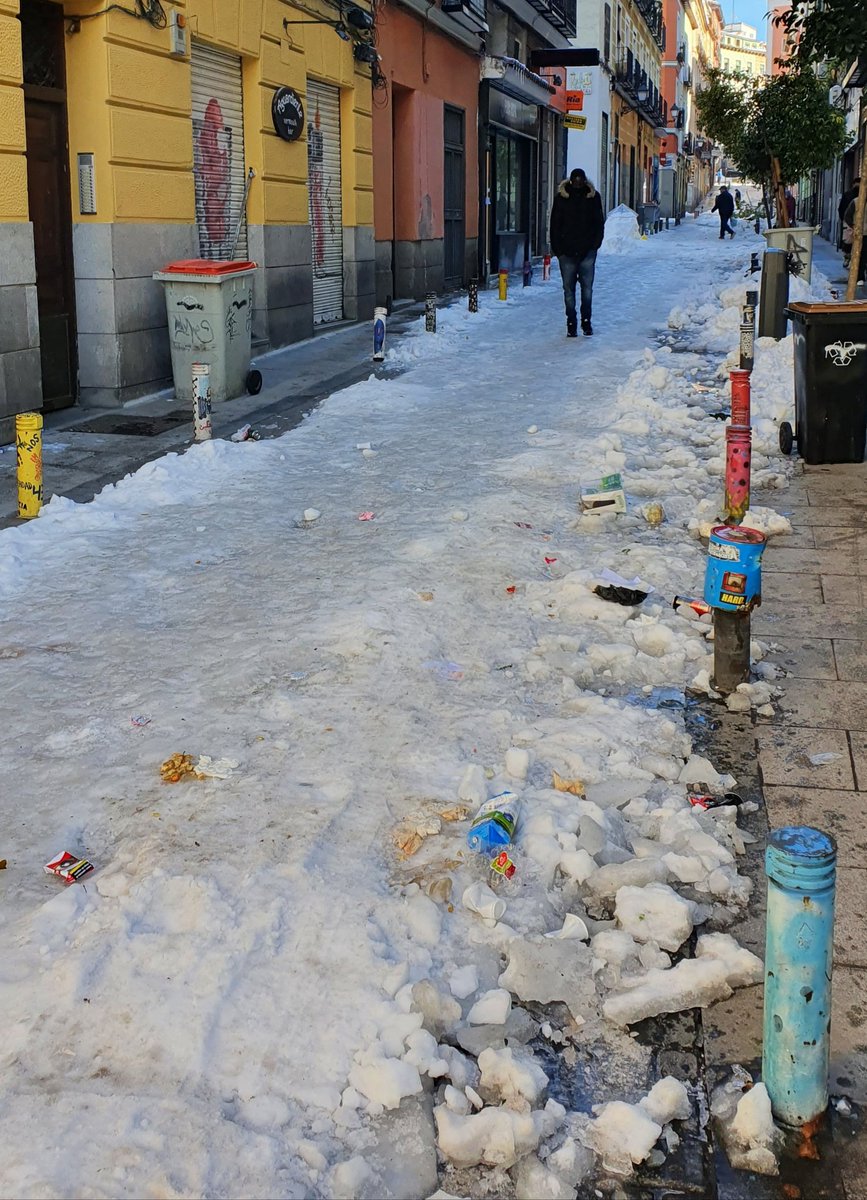 chemadp's tweet photo. Ayuso y Almeida tienen los barrios así cinco días después de la nevada. Nunca #Madrid tuvo esta sensación de abandono, la administración municipal y regional no existen en muchas zonas de la ciudad. Solo existe el trabajo voluntario de limpieza de los vecinos. Estamos solos... https://t.co/rN9p2guraZ