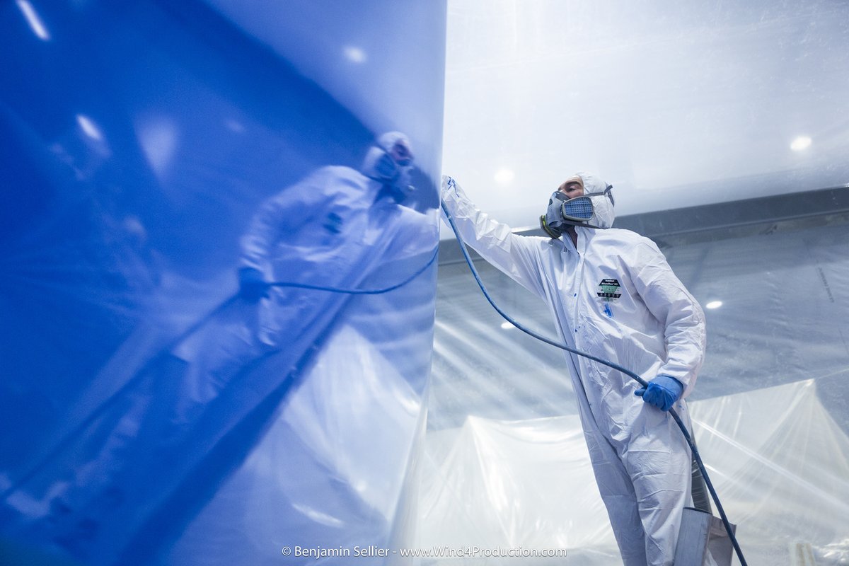 DefiVoileSEP's tweet image. ⚙️ #𝗖𝗛𝗔𝗡𝗧𝗜𝗘𝗥 𝟮𝟬𝟮𝟬/𝟮𝟭 ⚙️ 
Il vous avait manqué ? À nous aussi : The bleu is back ! 💙
Épaulé par Julien, Endel et Laura, Laurent a entamé la phase peinture et le @Multi50 retrouve des couleurs !
📸 @benj_sellier 

#Solidarité #multicoque #ThibautVauchelCamus