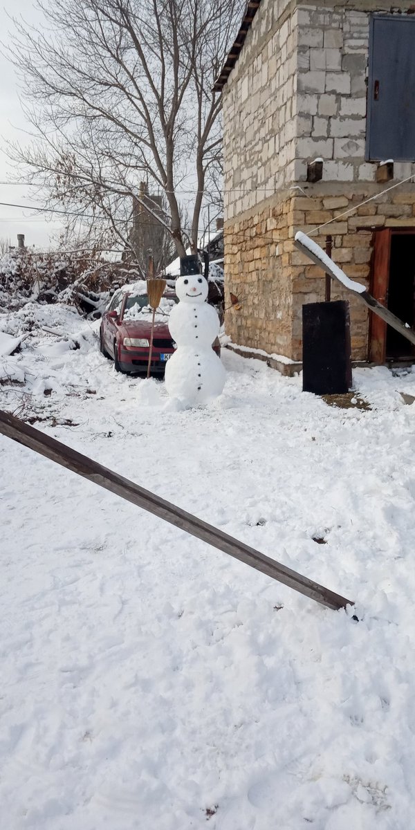 Наконец то снег! И снежная баба слеплена)
