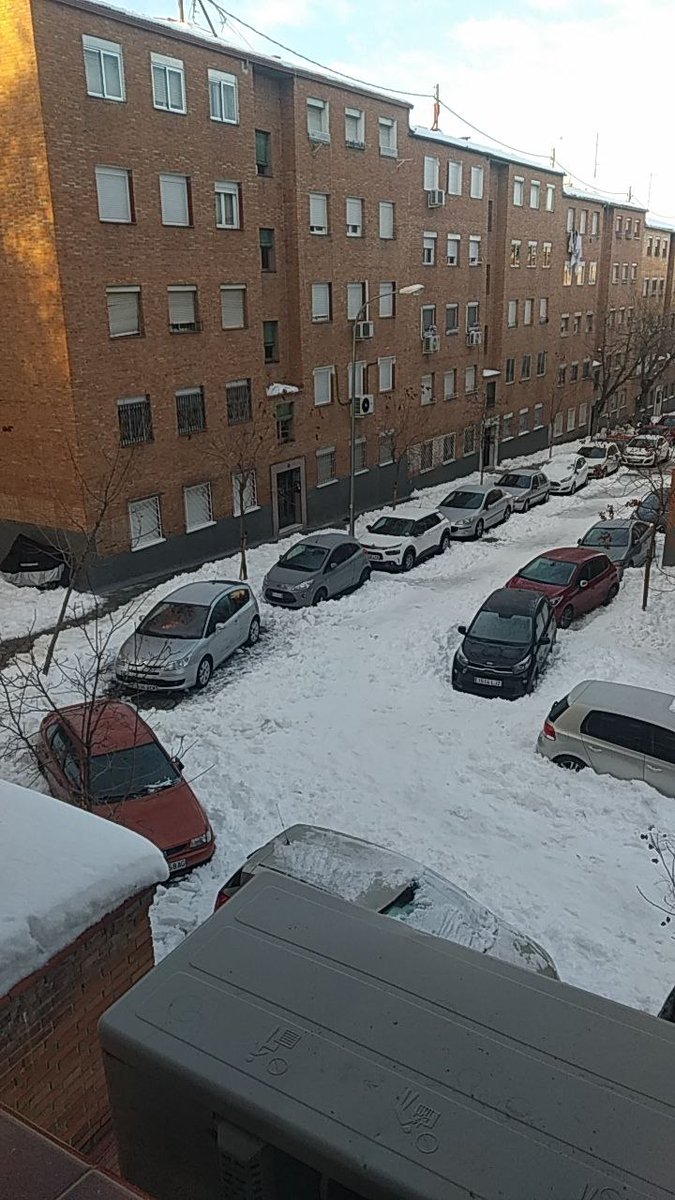 VKseDefiende's tweet photo. 😶 Calle Almonacid a jueves 14 de enero.

Han pasado 6 días y nuestro barrio no tiene autobús, no tiene sal, no tiene recogida de basura y tiene la gran mayoría de calles sin limpiar y con placas de hielo peligrosas... https://t.co/pKHPqr6ga7
