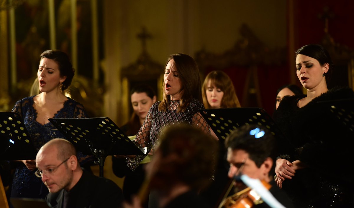 BaroqueFestival's tweet photo. CantarLontano perform 16th &amp; 17th century music at #VBF21, alongside Maltese Soprano @gillzam, Tenor Gianpaolo Fagotto, Simone Vallerotonda on Theorbo &amp; Baroque Guitar, directed by Maestro @mmencob on the Harpsichord💚

Tickets: https://t.co/uGJaUBQvjV Photos (VBF2020): @MarkZC https://t.co/K1o7PJrWfz