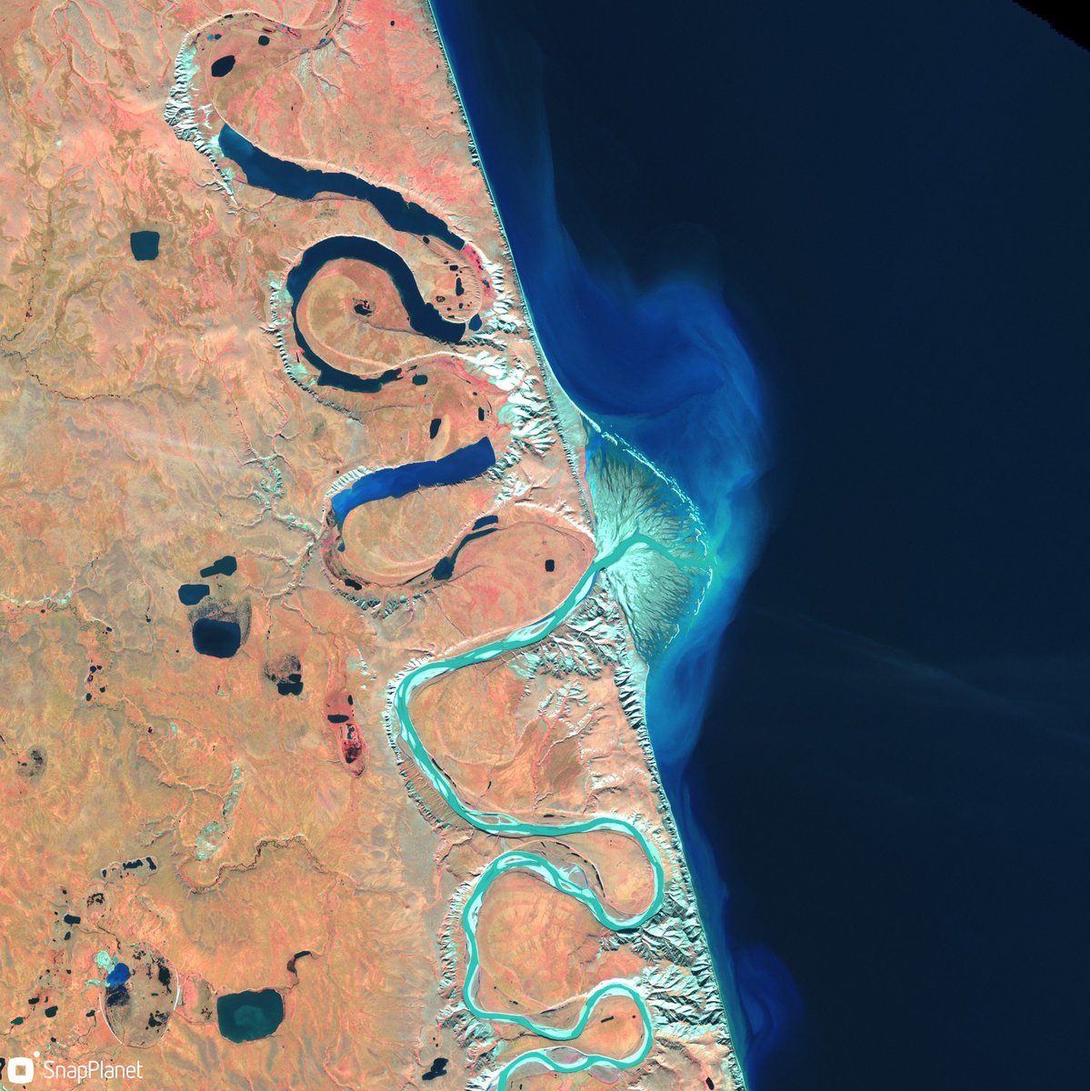IGME1849's tweet photo. Las causas perdidas son de enorme interés para la #Geología. Esta imagen satelital muestra un río del N de Canadá capturado por el mar. Los meandros abandonados son testigos de lo que fue. Corren nuevos tiempos para el joven delta. Foto© SnapPlanet. #UnidadCulturaCientífica_IGME https://t.co/b4zGCA67Ud