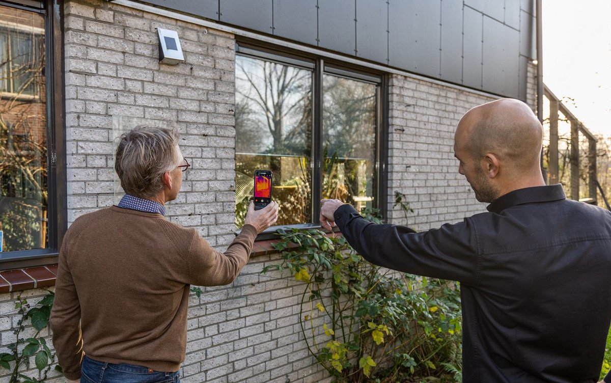 Koud in huis? Of stookt u meer dan nodig? Onze energiecoaches sporen graag warmtelekken met hun warmtecamera voor u op. 
Let op: Een warmtescan uitvoeren kan alleen tijdens de koude dagen❄️. Vraag daarom nu een scan aan 👉🏼 bit.ly/2XDY9p0.