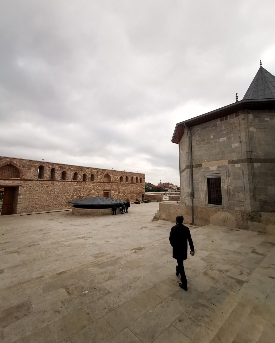 Alladin Mosque. Salah satu mesjid tertua di Konya yang dibangun tahun 1100. Mimbarnya aja udah berusia 900 tahun tapi masih kokoh!

<a href="/goturkey/">GoTürkiye</a> #ReTurkey #SafeTourismTurkey #Sebiarus #Konya