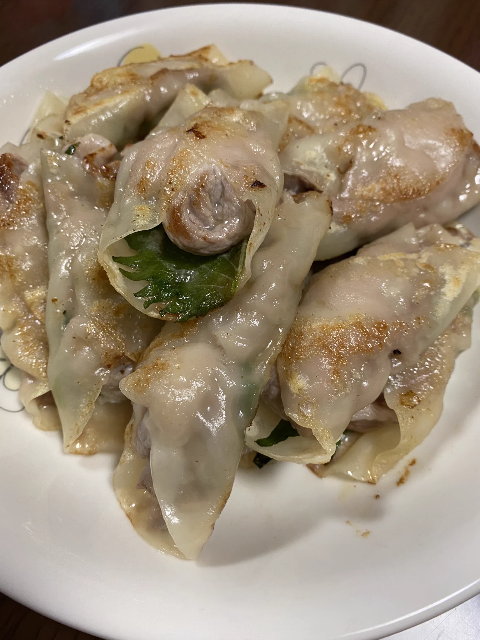 簡単だけど美味い！？餃子の皮に豚肉としそを雑に挟んで焼いて食べるのが最高！